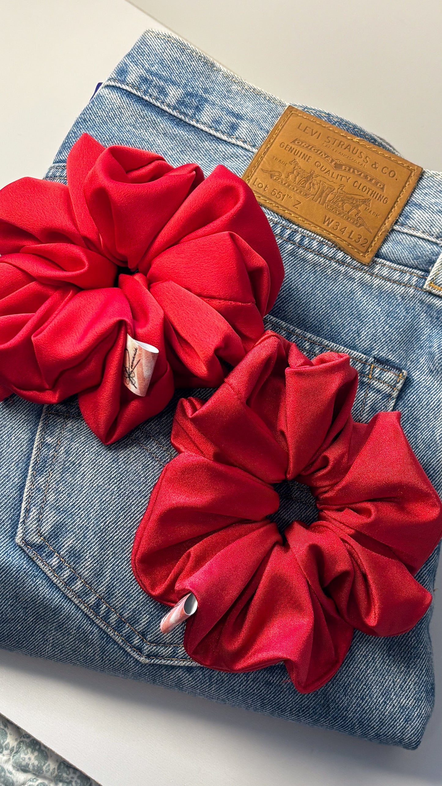Scrunchie Saten Rojo